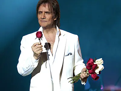 A voz, o carisma, o talento e toda a emoção de Roberto Carlos no show em Praia Grande (SP)