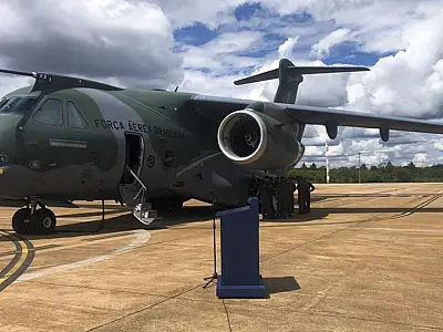 Avião da FAB que resgatará brasileiros parte para a Polônia