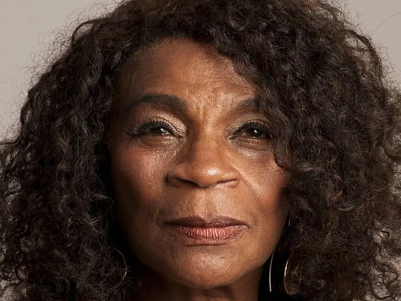 Atriz e cantora Zezé Motta reflete sobre racismo