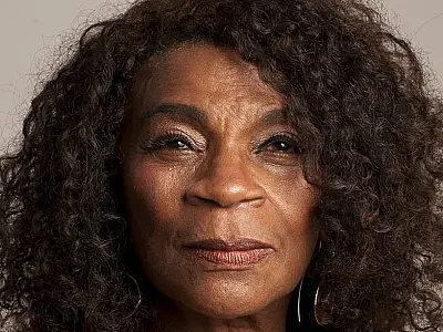 Atriz e cantora Zezé Motta reflete sobre racismo