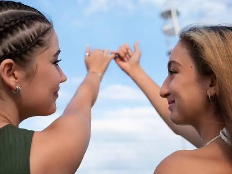 Dia da Amizade: o impacto dos amigos no bem-estar emocional, segundo especialista