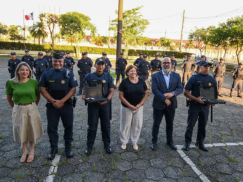Vinte novos guardas municipais de PG recebem funcionais e porte de arma