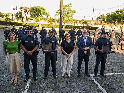 Vinte novos guardas municipais de PG recebem funcionais e porte de arma