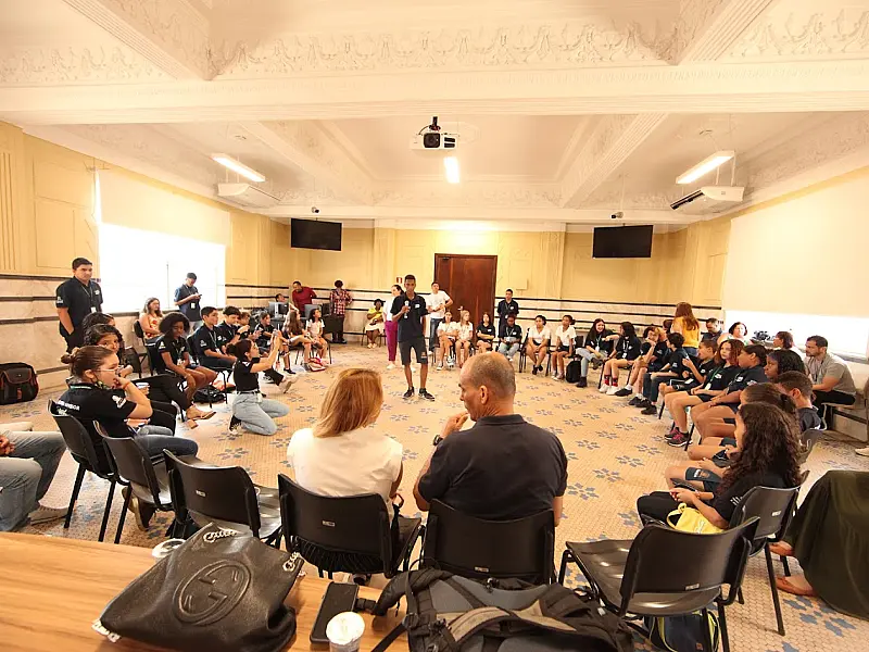 Estudantes conversam com gestores públicos sobre melhorias em escolas de Santos