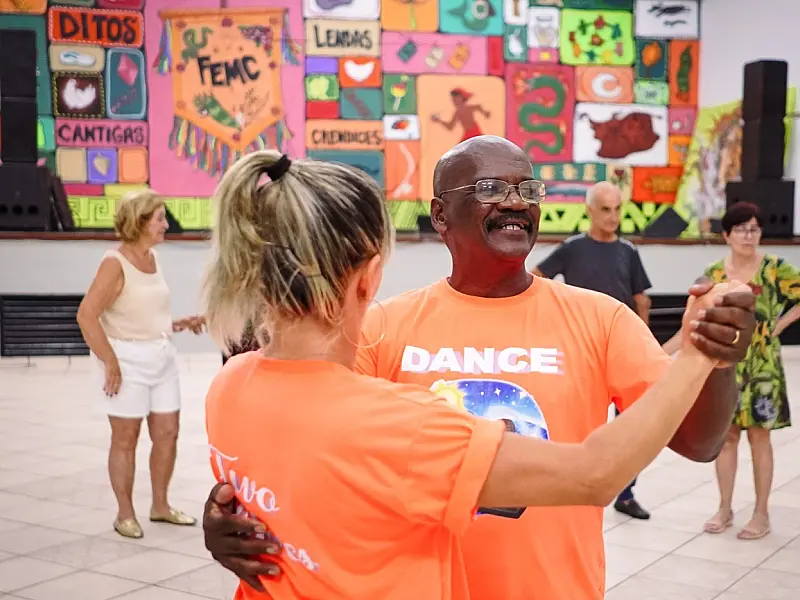 Projeto 'Arte na Praça' leva aulas gratuitas de dança à Praça Fernando Arens