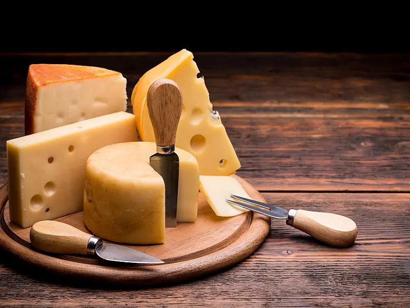 Empresa paga até R$ 5 mil para você comer queijo antes de dormir
