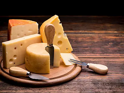 Empresa paga até R$ 5 mil para você comer queijo antes de dormir