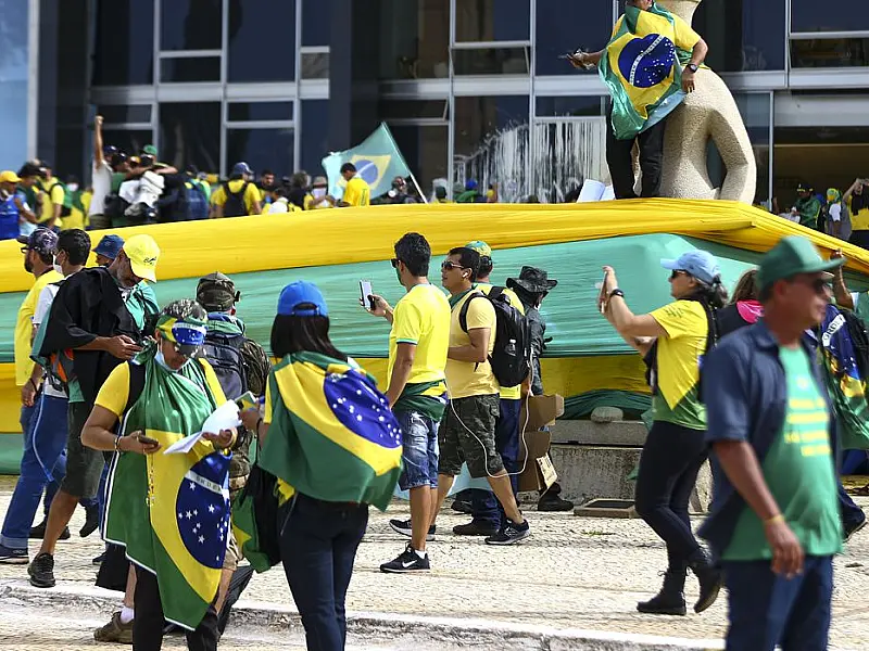 STF forma maioria para tornar réus mais 200 investigados