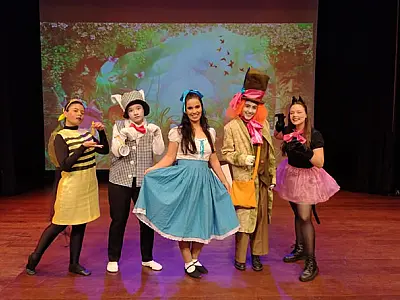 Procópio Ferreira apresenta releitura de "Alice no País das Maravilhas" neste domingo (4)