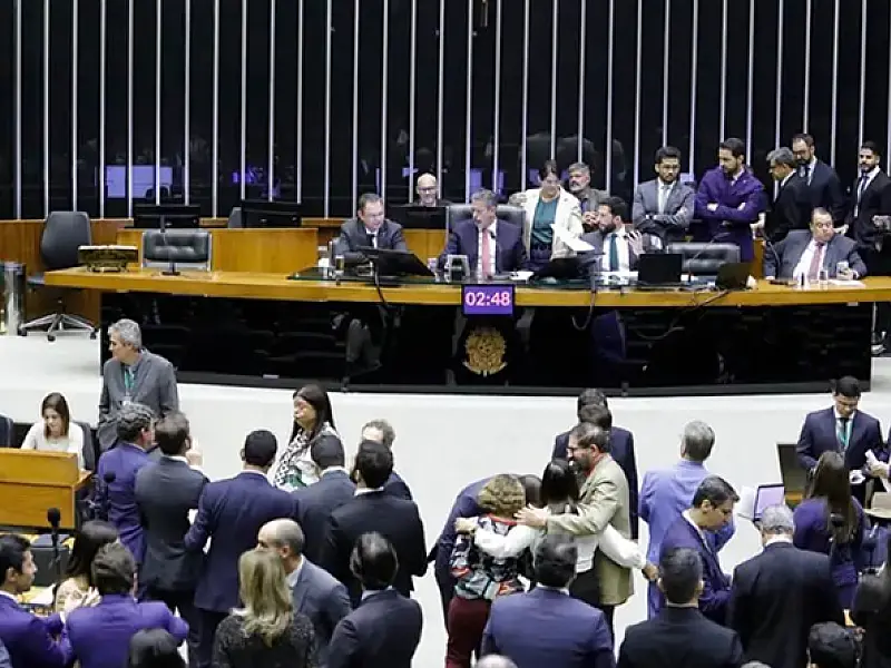 PEC do fim da escala 6x1 atinge número de assinaturas e pode tramitar; advogada empresarial comenta