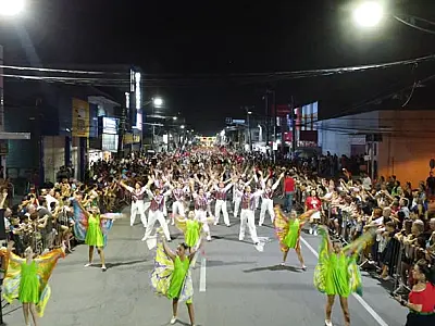 Peruíbe dá início às celebrações natalinas com a chegada do Papai Noel e a Parada de Natal