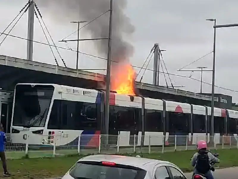 Trem do VLT pega fogo na Estação Barreiros em São Vicente, nesta segunda-feira, 25