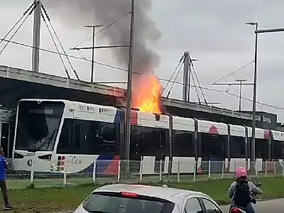 Trem do VLT pega fogo na Estação Barreiros em São Vicente, nesta segunda-feira, 25