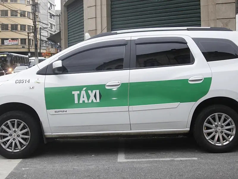 Mulher esfaqueia taxista após anunciar assalto em São Vicente