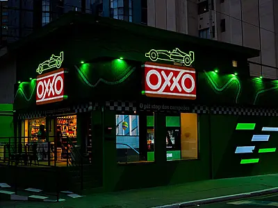 OXXO e Heineken se unem para lançar loja emblemática dedicada aos fãs de automobilismo