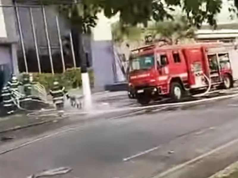 Agência bancária pega fogo em Vicente de Carvalho e mobiliza autoridades