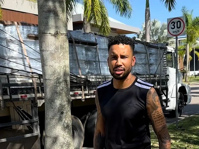 Jogadores de Flamengo, Vasco e grupo Sorriso Maroto doam 26 toneladas para o RS