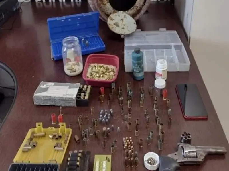Arma de fogo e diversos itens são encontrados em fundo falso de botijão de gás