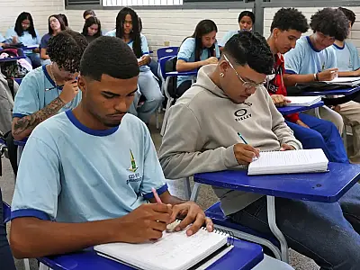 Renda e cor são determinantes para não concluir ensino médio no país