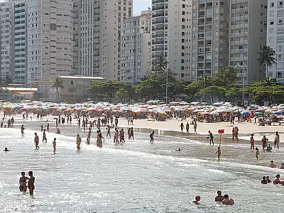 Guarujá faz operação especial para coibir captação de clientes no calçadão da praia