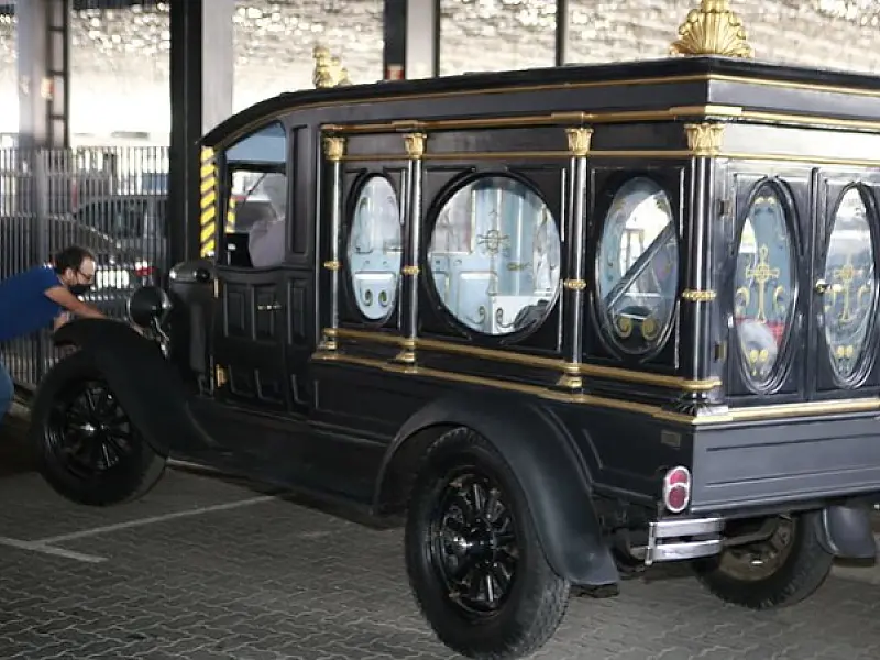 Carro fúnebre de Santos Dumont volta para Guarujá e será destaque em exposição gratuita