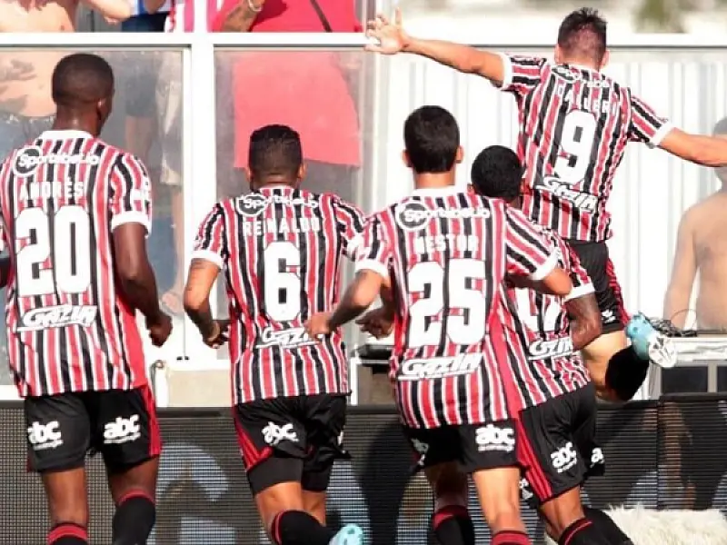 Calleri faz golaço de bicicleta no fim e São Paulo vence o Água Santa