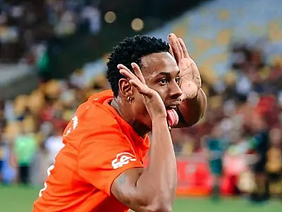 Paulo André, o P.A., homenageia Pelé após gol em Jogo de Zico