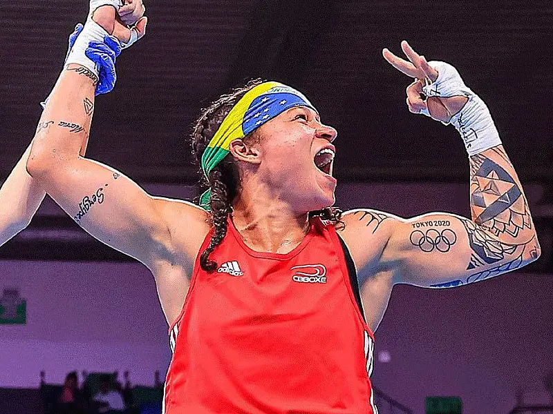 Bia Ferreira vence semi e vai disputar sua 3ª final mundial de boxe