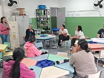 Equipe de Unidade de Saúde de Cubatão conversa com pais e professores sobre a doença mão-pé-boca