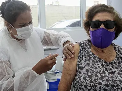 Santos deve antecipar vacina contra gripe e quarta dose contra Covid