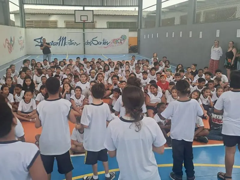 Apresentação em Libras promove a inclusão na UE Francisco Martins, em SV