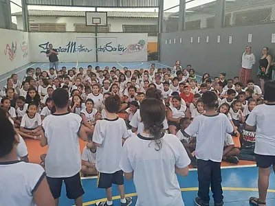 Apresentação em Libras promove a inclusão na UE Francisco Martins, em SV