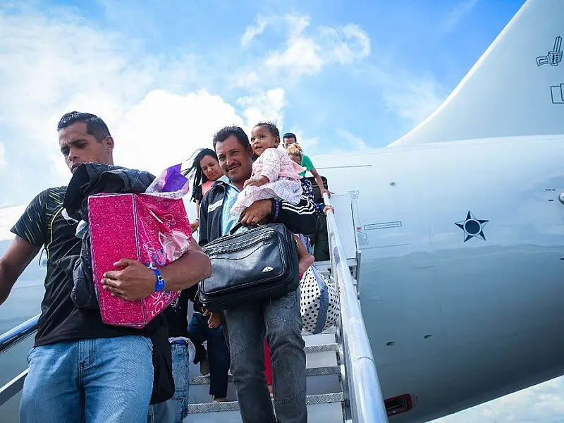 Metade dos venezuelanos refugiados que entram no Brasil decide ficar