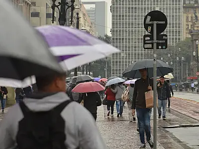 Após madrugada chuvosa, tempo abre e o Sol aparece entre nuvens em SP