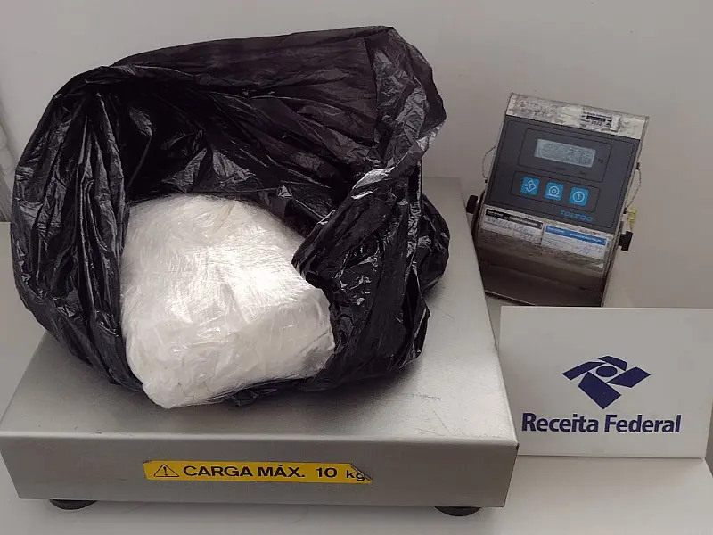 Receita encontra quase 3 kg de metanfetamina escondidos em bagagem desacompanhada vinda de Nova York