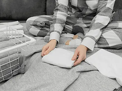 Veja com que frequência lavar pijamas e roupas de cama