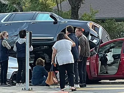 Schwarzenegger se envolve em acidente de carro