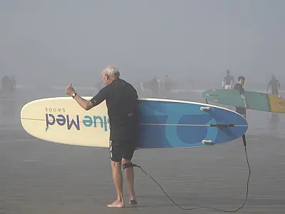 Aulas de surfe dão oportunidade de recomeço e bem-estar para santistas 50+