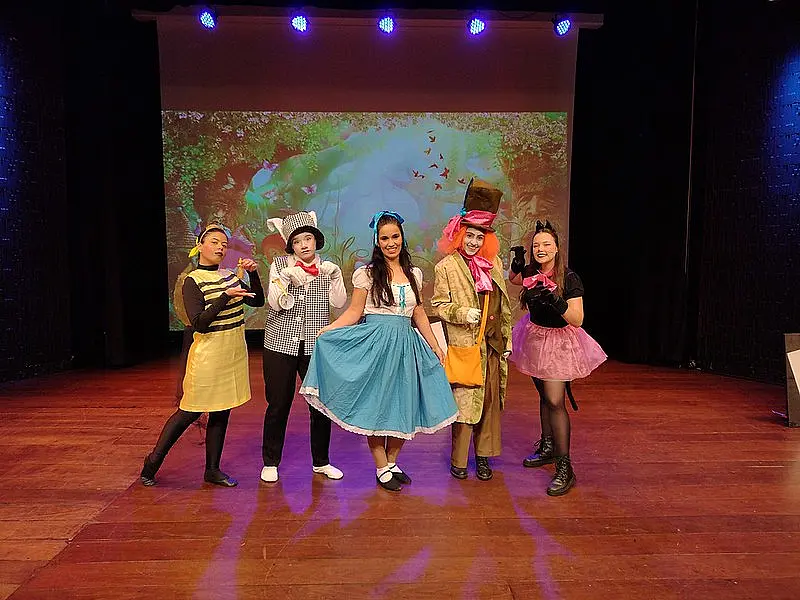 Peça 'Alice, uma aventura no País das Maravilhas' é atração neste domingo