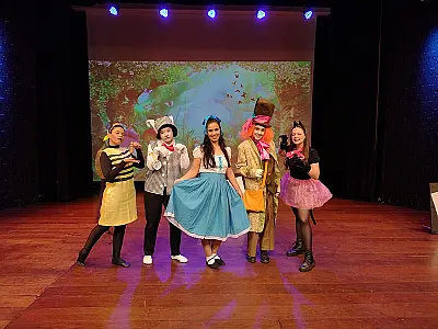Peça 'Alice, uma aventura no País das Maravilhas' é atração neste domingo