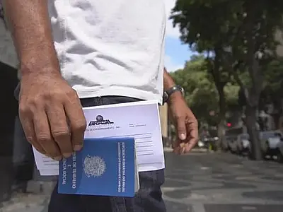 Desemprego recua a 7,7%, menor para o terceiro trimestre desde 2014