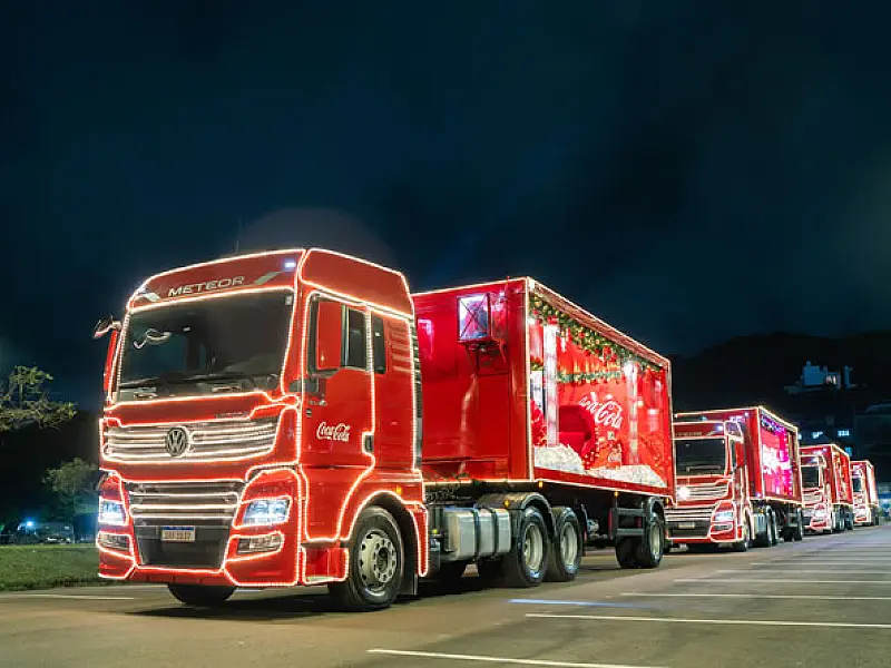 Casal Noel da Coca-Cola FEMSA Brasil desce teleférico de São Vicente em 26 de novembro