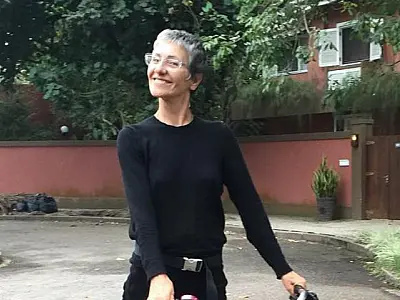 Na Globo até 2025, Cássia Kis alega desemprego para evitar multa em processo