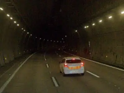 Motociclista morre após colidir com mureta de túnel da Imigrantes, em São Vicente