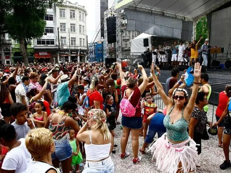 30 horas de folia em Santos com a volta do 'Carnabonde ' e 'Carnacentro'