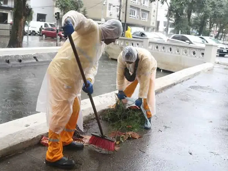 Mais de 1,3 mil profissionais atuam na operação de manutenção após temporal que atingiu Santos