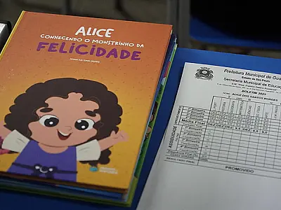 Guarujá entrega 52 mil livros personalizados com avatares de estudantes