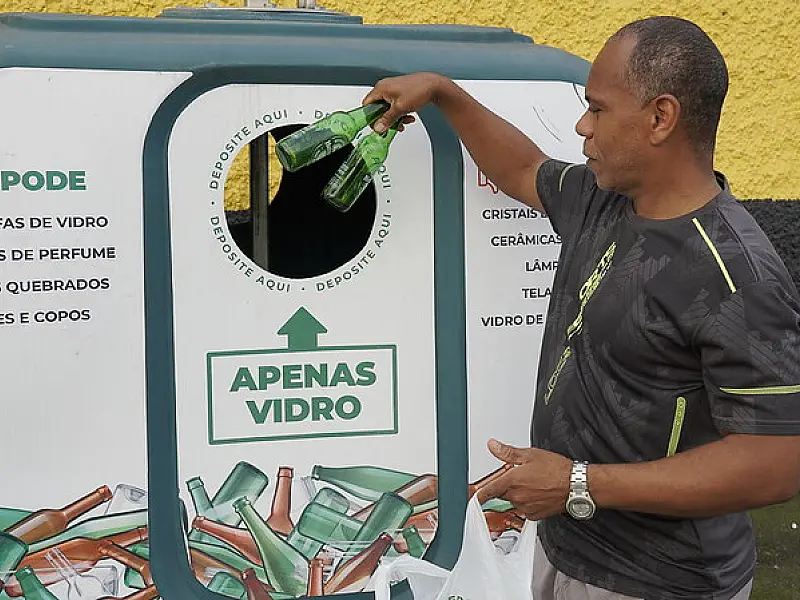 Guarujá promove campanha e estimula reciclagem de vidro em áreas estratégicas