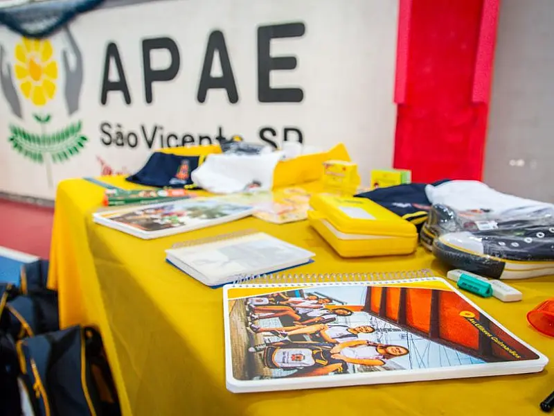 São Vicente entrega material inclusivo e uniforme escolar para alunos da Apae