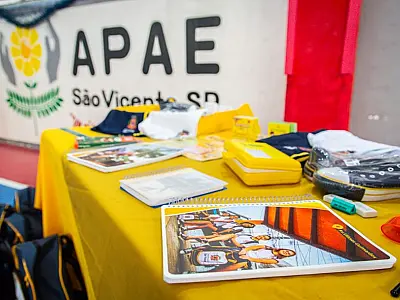 São Vicente entrega material inclusivo e uniforme escolar para alunos da Apae